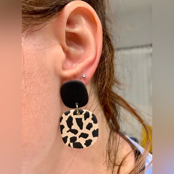 Handmade taupe and black earrings - Picture 2 of 4